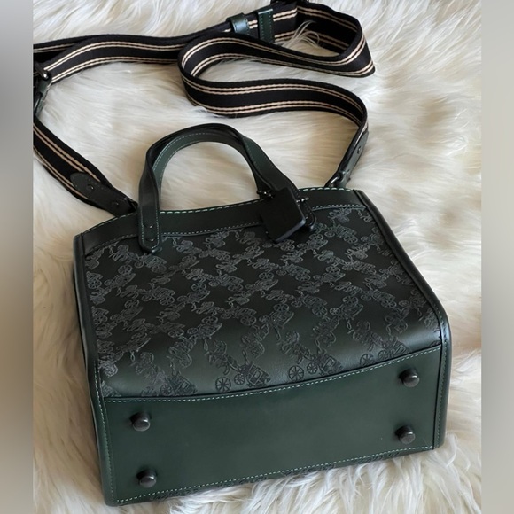 CD750 - Coach Field Tote 22 with Horse and Carriage - Picture 5 of 12